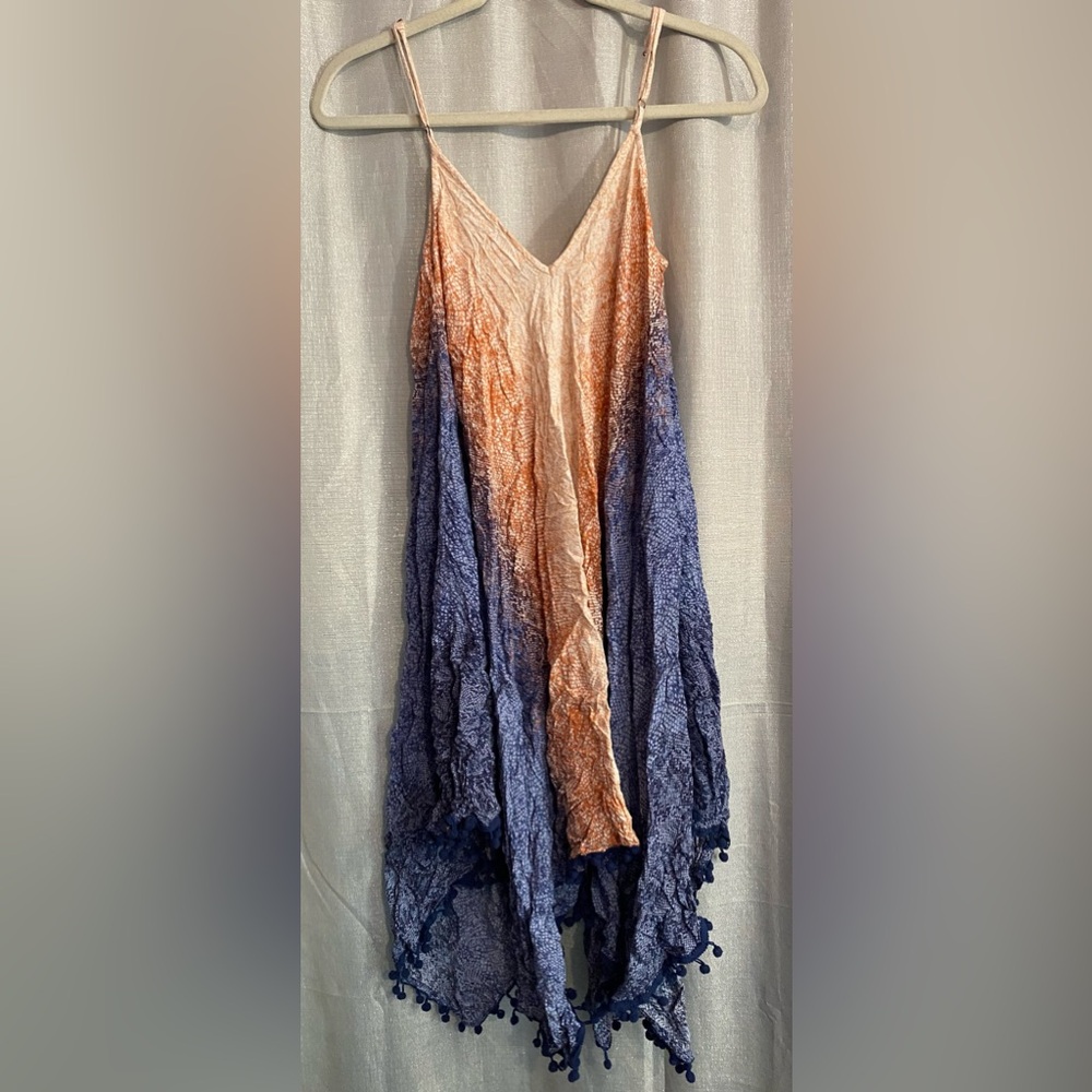 Japna brand dress features a distinctive handkerchief hem adorned with pom-poms - Picture 4 of 6